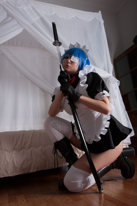 アジア人メイドのキバシイが小さなおっぱいを露わにして白いストッキングでポーズをとる