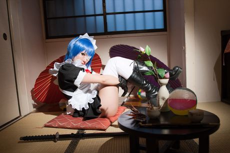 アジア人メイドのキバシイが小さなおっぱいを露わにして白いストッキングでポーズをとる