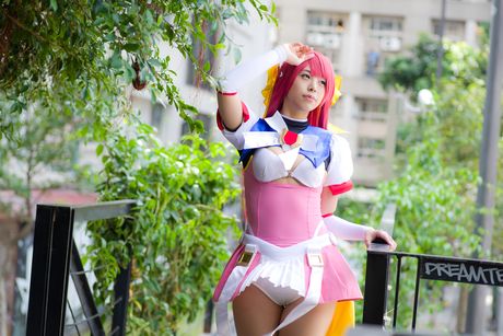 亞洲娃娃 Choko Tenshi Tsugukareiya2 展示她巨大的乳房和光禿禿的陰部