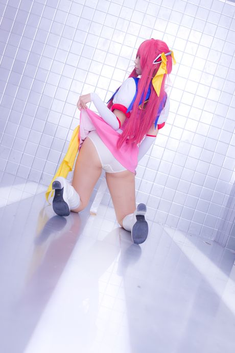 亞洲娃娃 Choko Tenshi Tsugukareiya2 展示她巨大的乳房和光禿禿的陰部