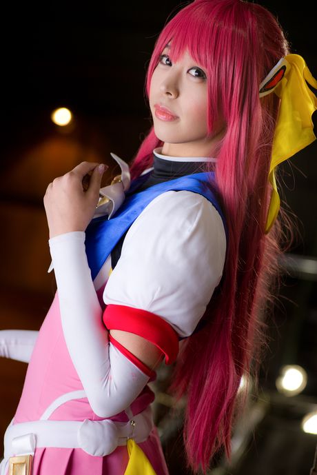 亞洲娃娃 Choko Tenshi Tsugukareiya2 展示她巨大的乳房和光禿禿的陰部