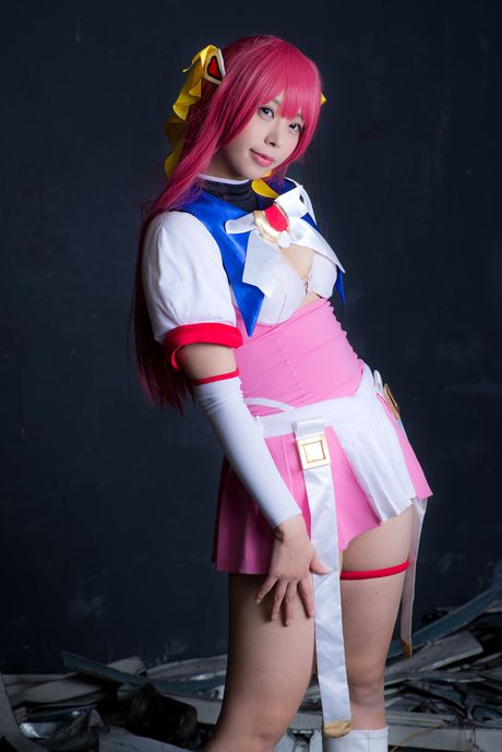 亞洲娃娃 Choko Tenshi Tsugukareiya2 展示她巨大的乳房和光禿禿的陰部