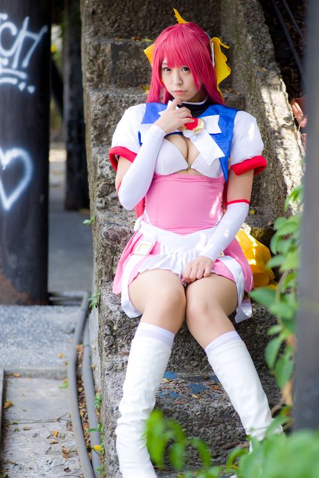 亞洲娃娃 Choko Tenshi Tsugukareiya2 展示她巨大的乳房和光禿禿的陰部