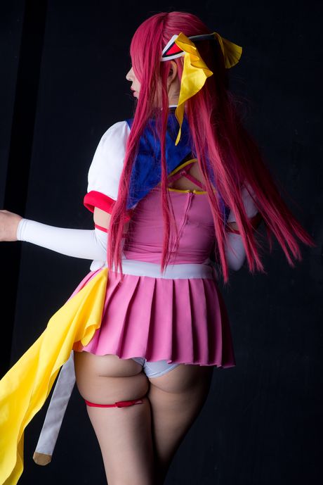 亞洲娃娃 Choko Tenshi Tsugukareiya2 展示她巨大的乳房和光禿禿的陰部