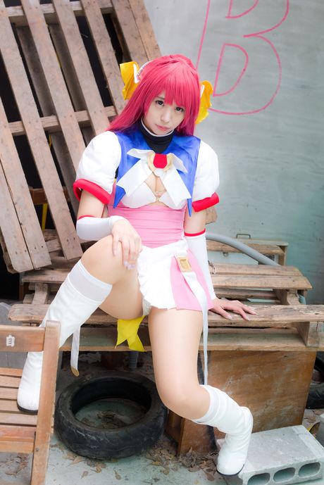 亞洲娃娃 Choko Tenshi Tsugukareiya2 展示她巨大的乳房和光禿禿的陰部