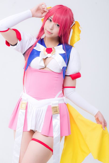 亞洲娃娃 Choko Tenshi Tsugukareiya2 展示她巨大的乳房和光禿禿的陰部