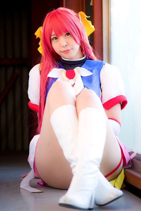 亞洲娃娃 Choko Tenshi Tsugukareiya2 展示她巨大的乳房和光禿禿的陰部