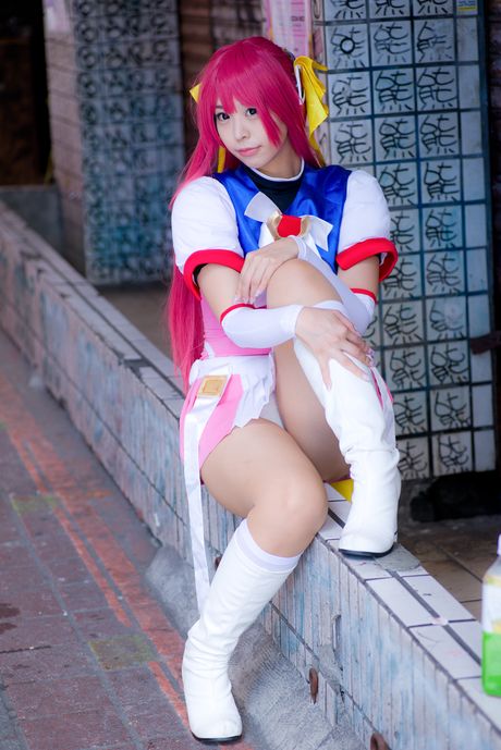 亞洲娃娃 Choko Tenshi Tsugukareiya2 展示她巨大的乳房和光禿禿的陰部