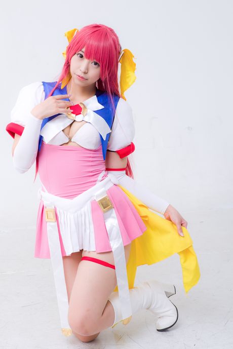 亞洲娃娃 Choko Tenshi Tsugukareiya2 展示她巨大的乳房和光禿禿的陰部