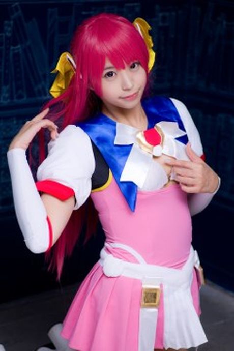 亞洲娃娃 Choko Tenshi Tsugukareiya2 展示她巨大的乳房和光禿禿的陰部