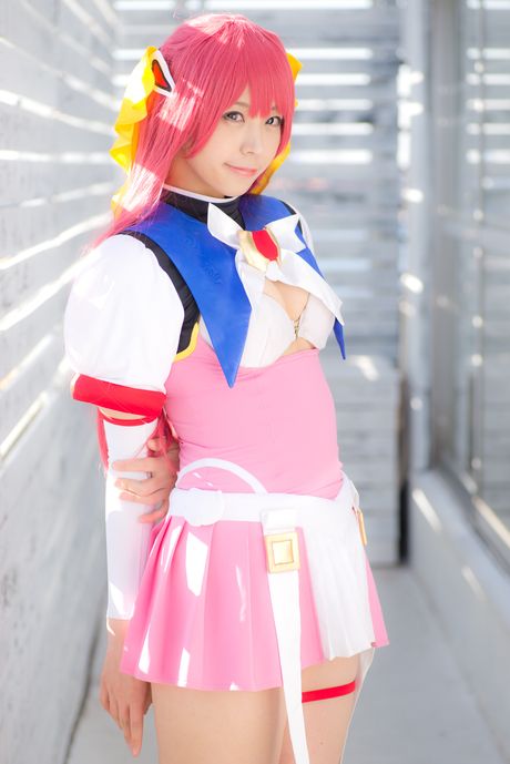 亞洲娃娃 Choko Tenshi Tsugukareiya2 展示她巨大的乳房和光禿禿的陰部