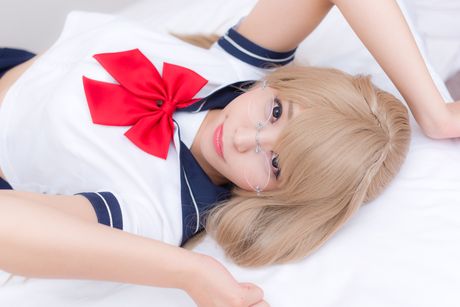 亞洲女學生 Sundome Iinkai 脫光衣服，只剩絲襪擺姿勢