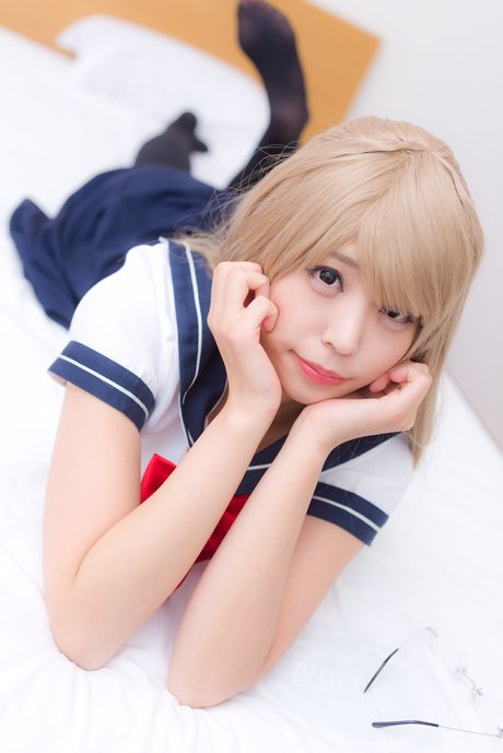 亞洲女學生 Sundome Iinkai 脫光衣服，只剩絲襪擺姿勢