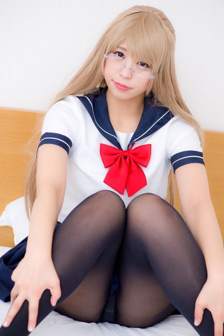 亞洲女學生 Sundome Iinkai 脫光衣服，只剩絲襪擺姿勢