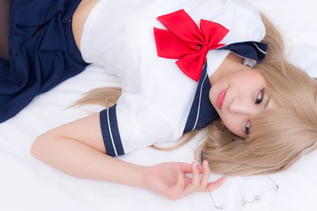 亞洲女學生 Sundome Iinkai 脫光衣服，只剩絲襪擺姿勢