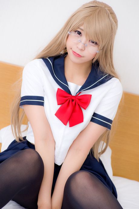 亞洲女學生 Sundome Iinkai 脫光衣服，只剩絲襪擺姿勢