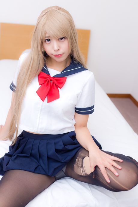 亞洲女學生 Sundome Iinkai 脫光衣服，只剩絲襪擺姿勢