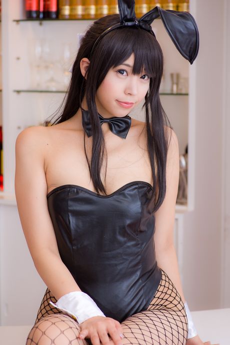 A: 亞洲兔女郎 Sundome Iinkai 穿著漁網襪展示她的大屁股