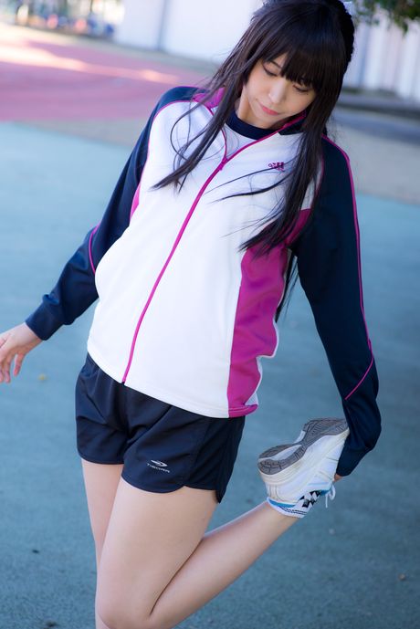 亞洲美女 Sundome Iinkai 展示她的小乳房並獨自擺姿勢