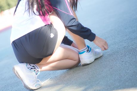 亞洲美女 Sundome Iinkai 展示她的小乳房並獨自擺姿勢