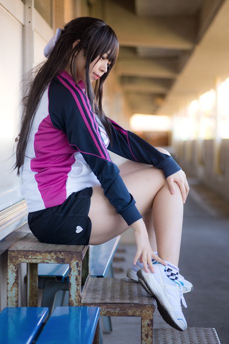 亞洲美女 Sundome Iinkai 展示她的小乳房並獨自擺姿勢