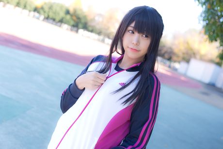 亞洲美女 Sundome Iinkai 展示她的小乳房並獨自擺姿勢