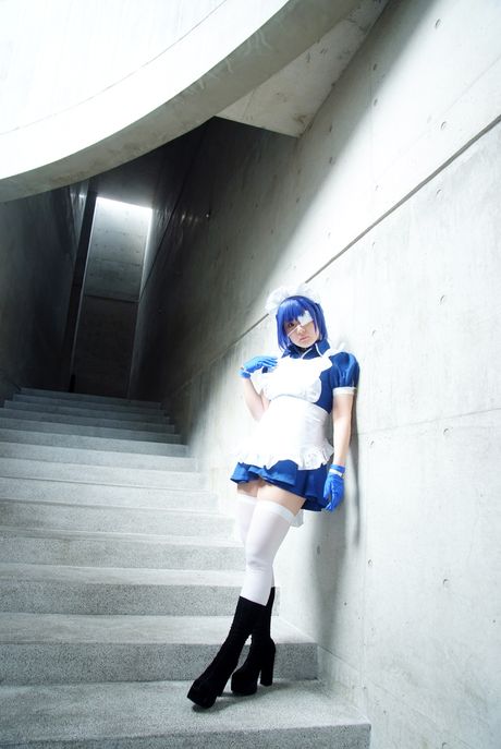 アジア人メイドの結城さよは、彼女の厚いお尻を披露し、ソロで彼女の猫を広げます