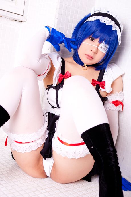 アジア人メイドの結城さよがセクシーなランジェリーとストッキングでポーズをとる