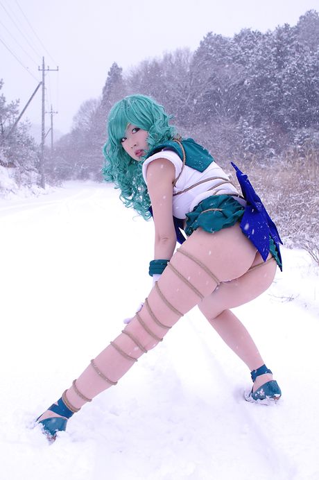 Den asiatiske teenager Fuuka Setsugetsu præsenterer sine naturlige små bryster og poserer i et sømandsoutfit