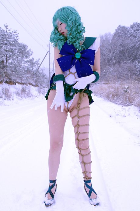 Den asiatiske teenager Fuuka Setsugetsu præsenterer sine naturlige små bryster og poserer i et sømandsoutfit