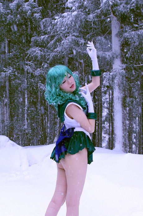 Den asiatiske teenager Fuuka Setsugetsu præsenterer sine naturlige små bryster og poserer i et sømandsoutfit