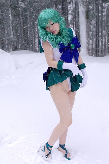 Den asiatiske teenager Fuuka Setsugetsu præsenterer sine naturlige små bryster og poserer i et sømandsoutfit