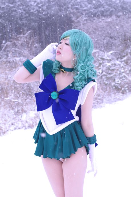 Den asiatiske teenager Fuuka Setsugetsu præsenterer sine naturlige små bryster og poserer i et sømandsoutfit