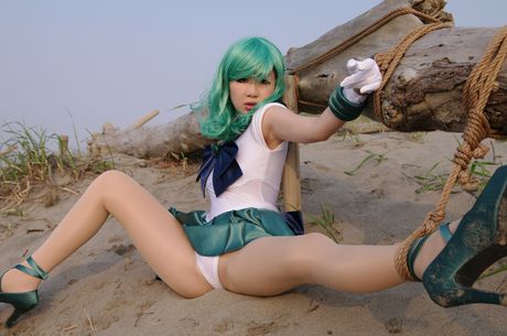 Sømand Fuuka Setsugetsu viser sin sexede krop frem i hvide handsker