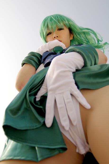 Sømand Fuuka Setsugetsu viser sin sexede krop frem i hvide handsker