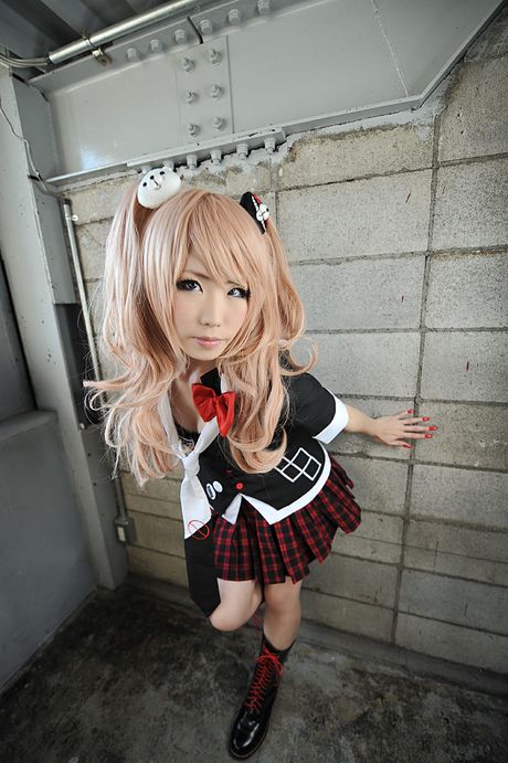 可愛い日本のベイビー遥香は、ソロで彼女の自然な小さなおっぱいと彼女のパイパンプキンを披露します