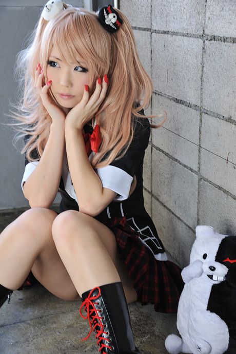 可愛い日本のベイビー遥香は、ソロで彼女の自然な小さなおっぱいと彼女のパイパンプキンを披露します