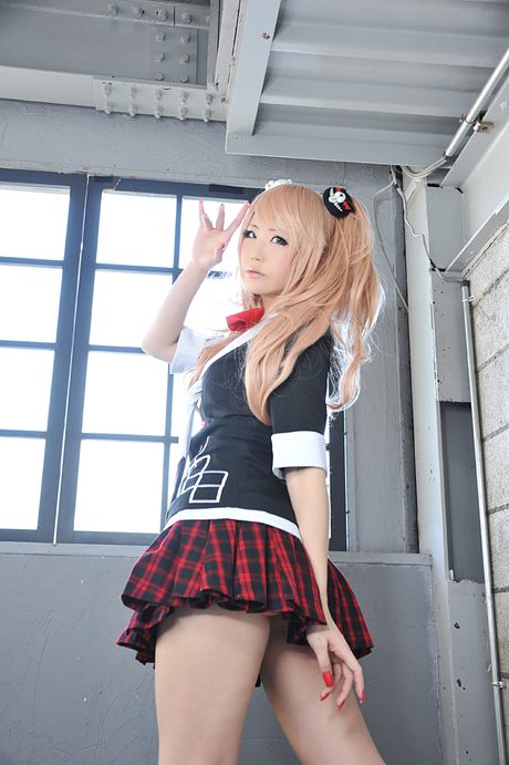 可愛い日本のベイビー遥香は、ソロで彼女の自然な小さなおっぱいと彼女のパイパンプキンを披露します