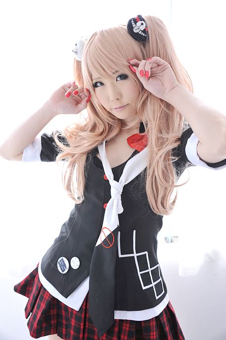 可愛い日本のベイビー遥香は、ソロで彼女の自然な小さなおっぱいと彼女のパイパンプキンを披露します