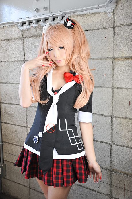 可愛い日本のベイビー遥香は、ソロで彼女の自然な小さなおっぱいと彼女のパイパンプキンを披露します