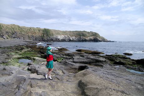 Dejlig japansk skolepige Fuuka Setsugetsu fremhæver sin varme krop og poserer solo