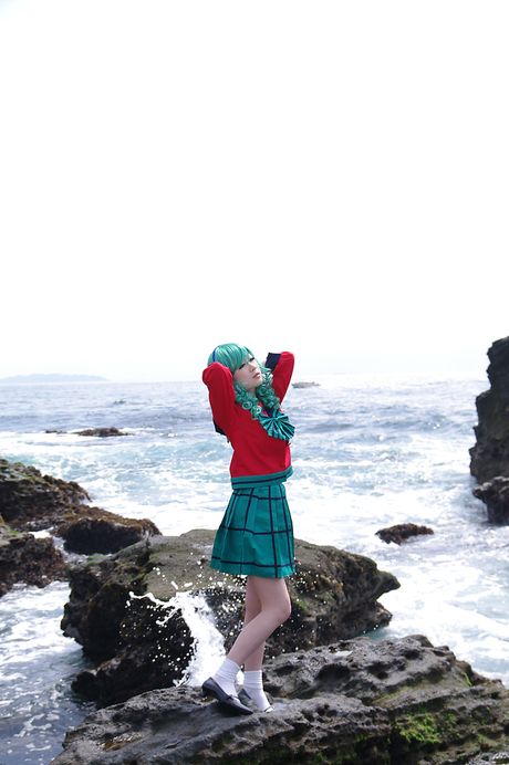 Dejlig japansk skolepige Fuuka Setsugetsu fremhæver sin varme krop og poserer solo