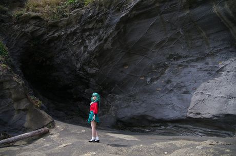 Dejlig japansk skolepige Fuuka Setsugetsu fremhæver sin varme krop og poserer solo