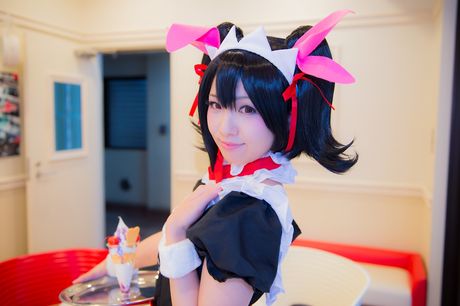 Asiatisk stuepige Yuka Nico afslører sin store røv og poserer i en stuepigeuniform