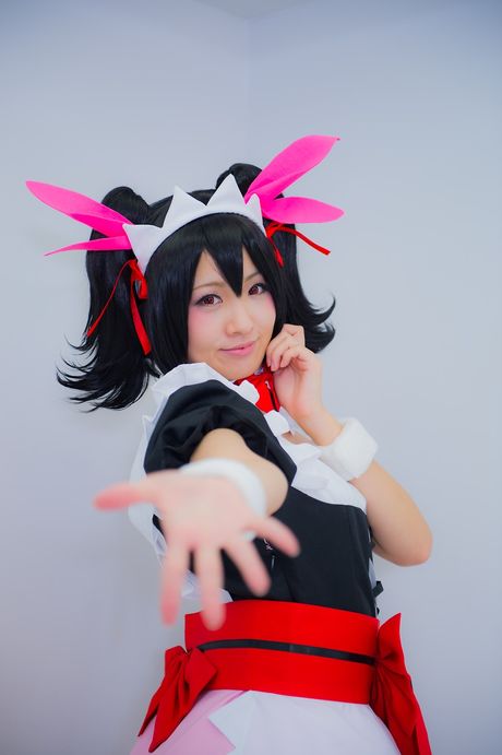 Asiatisk stuepige Yuka Nico afslører sin store røv og poserer i en stuepigeuniform