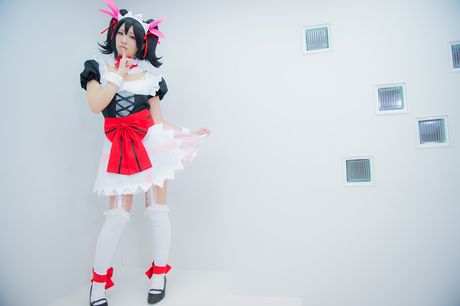 Asiatisk stuepige Yuka Nico afslører sin store røv og poserer i en stuepigeuniform