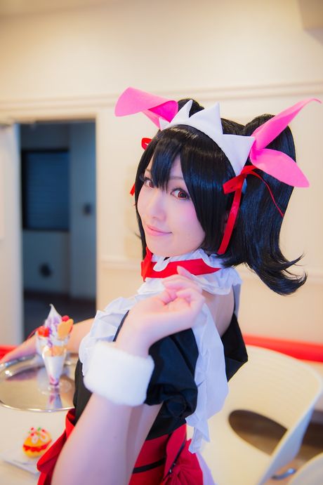 Asiatisk stuepige Yuka Nico afslører sin store røv og poserer i en stuepigeuniform