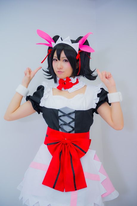 Asiatisk stuepige Yuka Nico afslører sin store røv og poserer i en stuepigeuniform