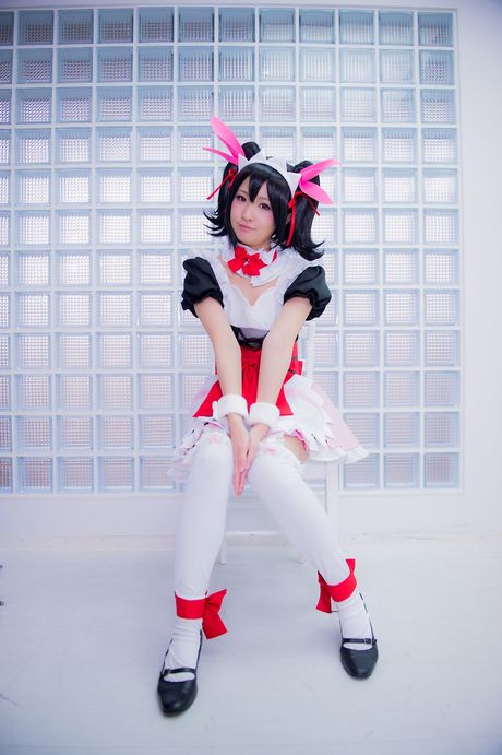 Asiatisk stuepige Yuka Nico afslører sin store røv og poserer i en stuepigeuniform