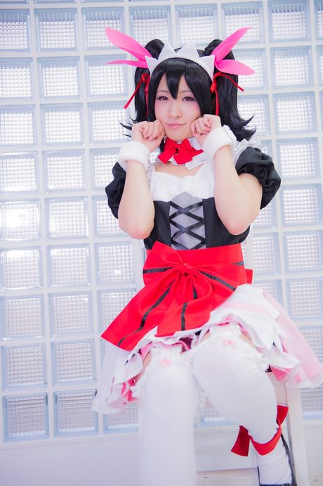 Asiatisk stuepige Yuka Nico afslører sin store røv og poserer i en stuepigeuniform